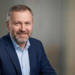 Профессиональный портрет сотрудника Uborka-Chastnyh-Domov, уверенный взгляд, чистая химчистка мебели.