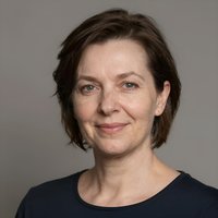 Улыбающаяся Марина Сергеевна, довольный клиент компании Уборка Частных Домов после очистки дачного домика