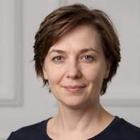 Улыбающаяся Елена К., довольный клиент компании Уборка Частных Домов после приведения дачного домика в порядок
